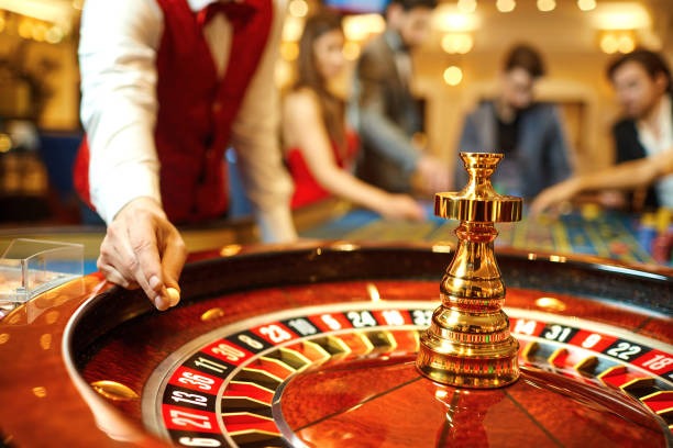 Roulette wheel broadcast from live studio with dealer preparing spin on slot21 app